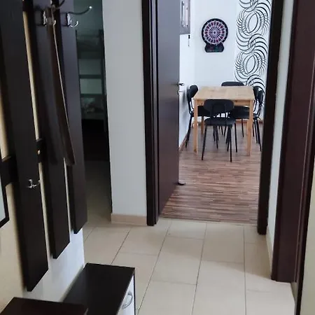 Spacious & Bright In The Center Apartment *